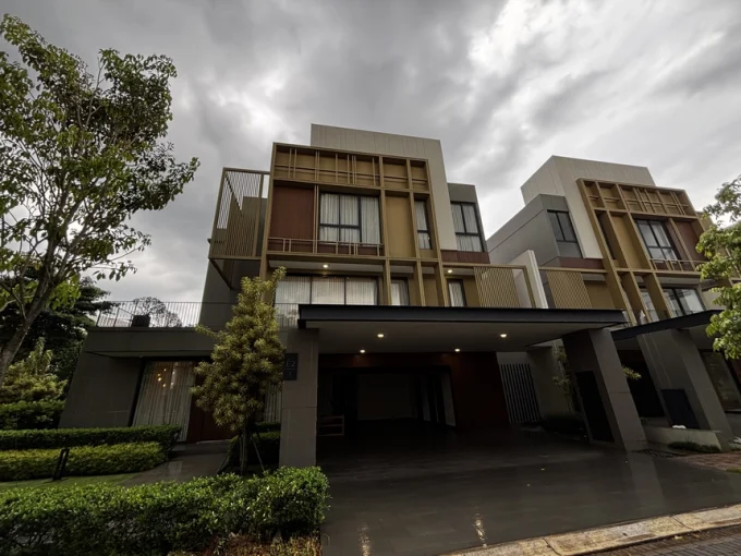 Rumah Enchante Tangerang tampak depan dengan fasad modern