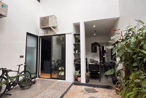 Area transisi dan akses dalam rumah Jagakarsa Jakarta Selatan