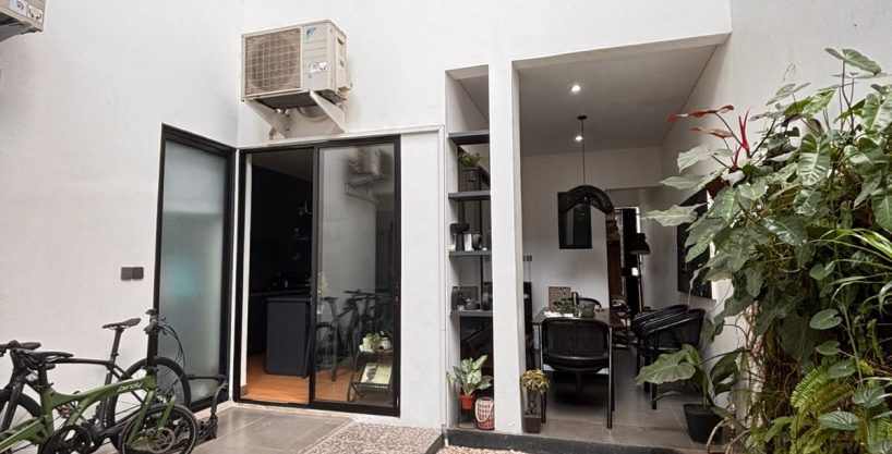 Area transisi dan akses dalam rumah Jagakarsa Jakarta Selatan
