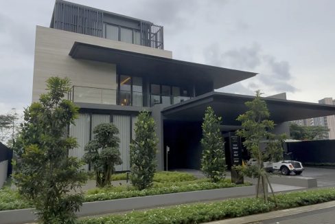 Botanic Villa Navapark BSD Tangerang tampak depan rumah mewah