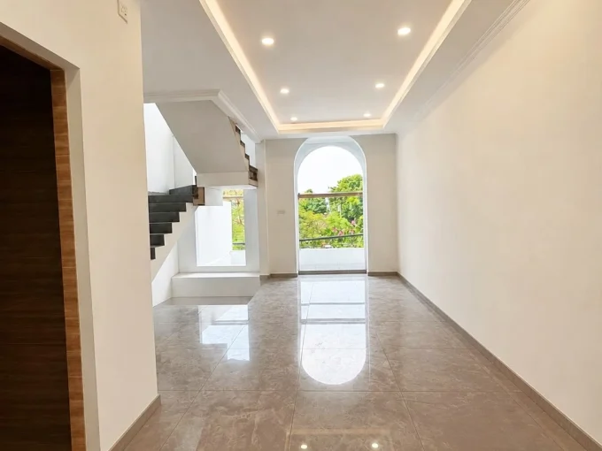 Teras rumah American Classic Cempaka Putih