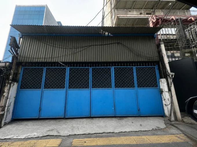 Rumah 3 lantai disewakan di Sunter Jakarta Utara tampak depan